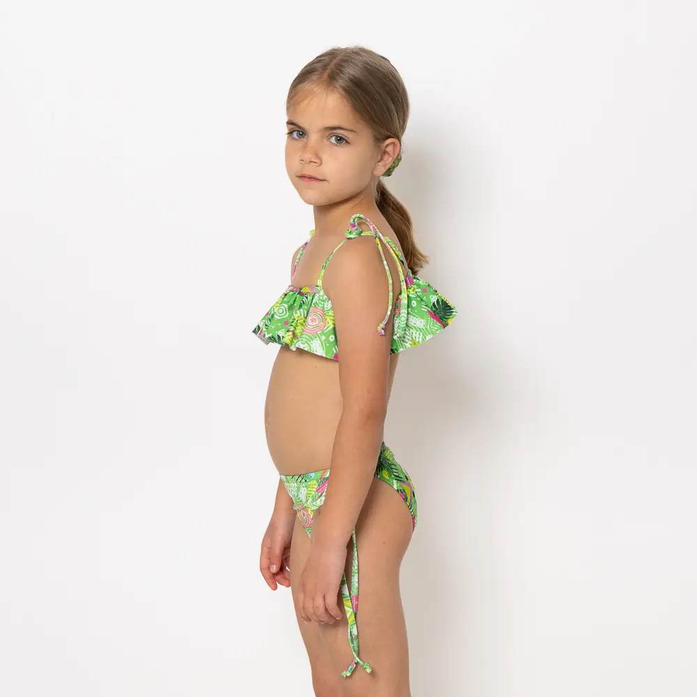 με girly λεπτομέρειες που λατρεύουν όλα τα κορίτσια.   Άνετη εφαρμογή από ανακυκλώσιμο ύφασμα*. UPF(+50) Προστασία από την ηλιακή ακτινοβολία. Πλήρης επένδυση (φόδρα) ανακυκλώσιμου πολυαμιδίου ιδανική για την προστασία του ευαίσθητου δέρματος και γρήγορο στέγνωμα.   Σημείωση: Το μοντέλο της φωτογραφίας είναι 6 χρονών και Μέγεθος: Child 6 *Ανακυκλώσιμο υλικό