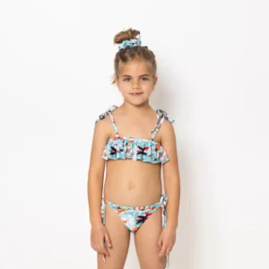 Το Girl’s Ruffled Bikini με το μοτίβο Soléa είναι γεμάτο ενέργεια και φωτεινότητα. Το μπικίνι διαθέτει παιχνιδιάρικα βολάν και ρυθμιζόμενες τιράντες για άνεση και τέλεια εφαρμογή. Από τη συλλογή Sea of Feelings – Vasiliki Swimwear Summer 25