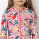 τη χαρά και την ελευθερία. Με ροζ φόντο και ζωηρά καλοκαιρινά στοιχεία