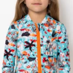 με aqua αποχρώσεις και μοτίβο που γεμίζει το βλέμμα χαρά. Το φερμουάρ μπροστά και τα μακριά μανίκια το κάνουν εξαιρετικά πρακτικό για τις μικρές μας