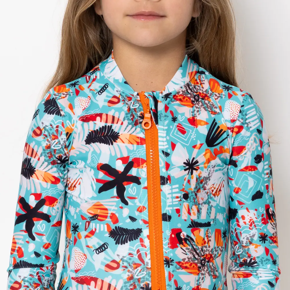 με aqua αποχρώσεις και μοτίβο που γεμίζει το βλέμμα χαρά. Το φερμουάρ μπροστά και τα μακριά μανίκια το κάνουν εξαιρετικά πρακτικό για τις μικρές μας