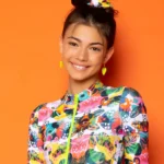 σε print TROPICAL. Άνετη εφαρμογή από ανακυκλώσιμο ύφασμα*. UPF(+50) Προστασία από την ηλιακή ακτινοβολία. Πλήρης επένδυση (φόδρα) ανακυκλώσιμου πολυαμιδίου ιδανική για την προστασία του ευαίσθητου παιδικού δέρματος και γρήγορο στέγνωμα. Δώρο scrunchie με το αντίστοιχο χρώμα/print. Σημείωση: Το μοντέλο της φωτογραφίας είναι 15 χρονών με ύψος 1