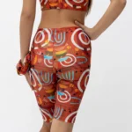 σε print Glow. Άνετη εφαρμογή από ανακυκλώσιμο ύφασμα* που απομακρύνει τον ιδρώτα και τέλεια στήριξη κατά την διάρκεια της προπόνησης. Απαλό και άνετο στην κίνηση. Σημείωση: Το μοντέλο της φωτογραφίας είναι 9 χρονών με Μέγεθος: 10 *Ανακυκλώσιμο υλικό