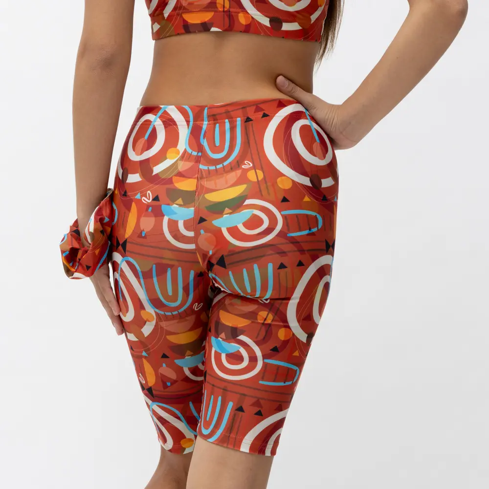 σε print Glow. Άνετη εφαρμογή από ανακυκλώσιμο ύφασμα* που απομακρύνει τον ιδρώτα και τέλεια στήριξη κατά την διάρκεια της προπόνησης. Απαλό και άνετο στην κίνηση. Σημείωση: Το μοντέλο της φωτογραφίας είναι 9 χρονών με Μέγεθος: 10 *Ανακυκλώσιμο υλικό