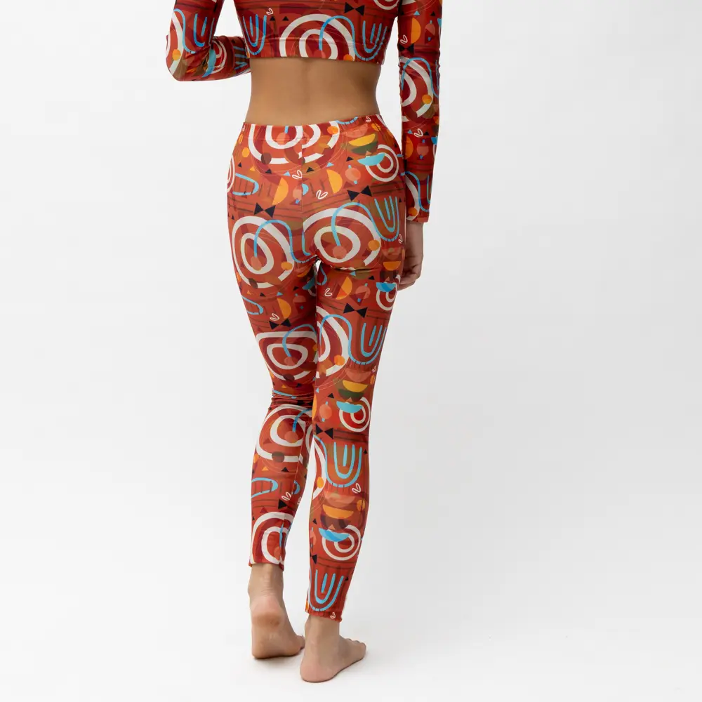 σε print Glow. Άνετη εφαρμογή από ανακυκλώσιμο ύφασμα* που απομακρύνει τον ιδρώτα και τέλεια στήριξη κατά την διάρκεια της προπόνησης. Απαλό και άνετο στην κίνηση. Σημείωση: Το μοντέλο της φωτογραφίας είναι 9 χρονών με Μέγεθος: 10 *Ανακυκλώσιμο υλικό