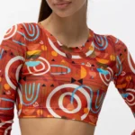 σε print Glow. Άνετη εφαρμογή από ανακυκλώσιμο ύφασμα* που απομακρύνει τον ιδρώτα και τέλεια στήριξη κατά την διάρκεια της προπόνησης. Απαλό και άνετο στην κίνηση. Σημείωση: Το μοντέλο της φωτογραφίας είναι 9 χρονών σε Μέγεθος: 10 *Ανακυκλώσιμο υλικό