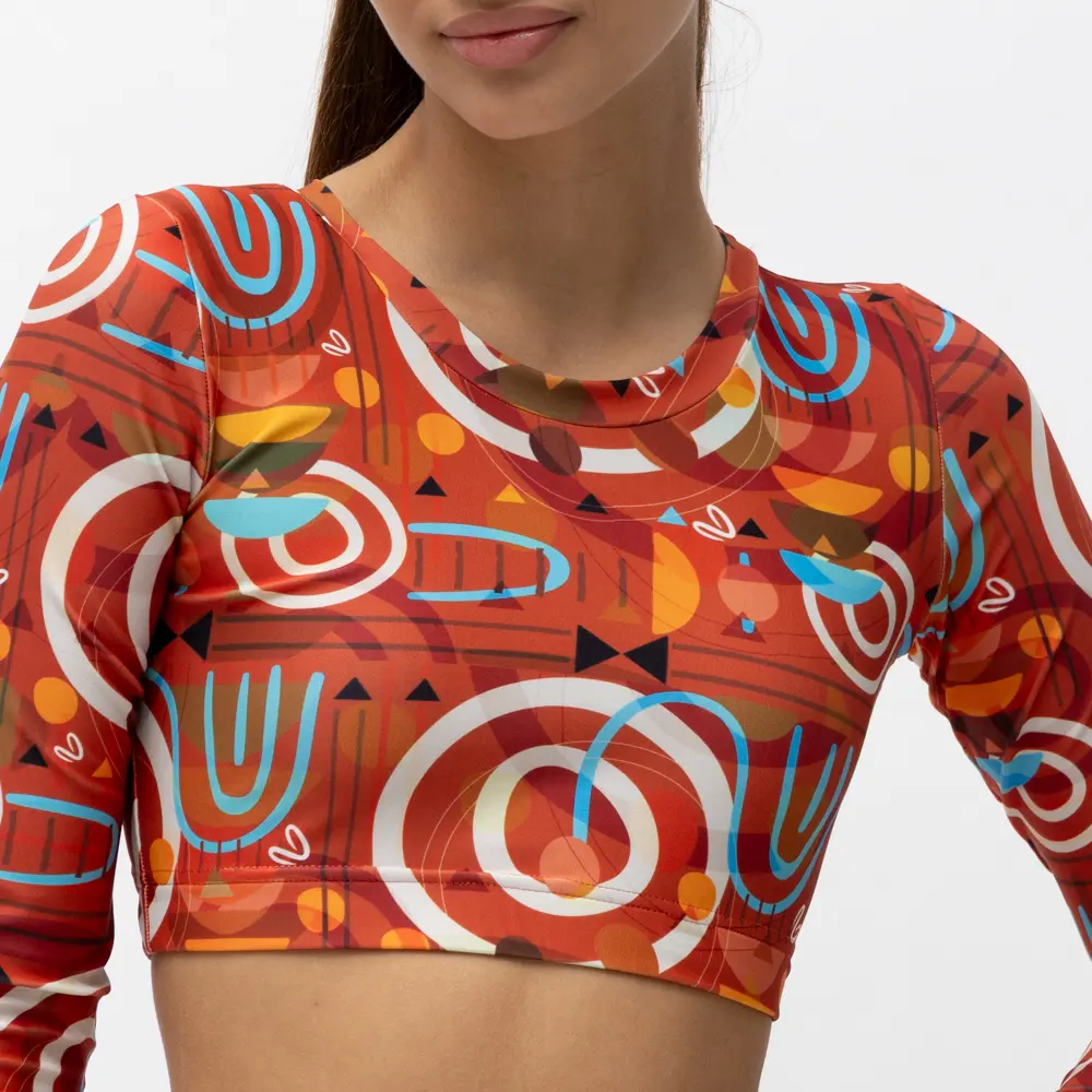 σε print Glow. Άνετη εφαρμογή από ανακυκλώσιμο ύφασμα* που απομακρύνει τον ιδρώτα και τέλεια στήριξη κατά την διάρκεια της προπόνησης. Απαλό και άνετο στην κίνηση. Σημείωση: Το μοντέλο της φωτογραφίας είναι 9 χρονών σε Μέγεθος: 10 *Ανακυκλώσιμο υλικό