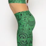 σε print Green Totemia. Άνετη εφαρμογή από ανακυκλώσιμο ύφασμα* που απομακρύνει τον ιδρώτα και τέλεια στήριξη κατά την διάρκεια της προπόνησης. Απαλό και άνετο στην κίνηση. Σημείωση: Το μοντέλο της φωτογραφίας είναι 9 χρονών με Μέγεθος: 10 *Ανακυκλώσιμο υλικό