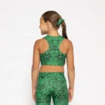 σε print GREEN TOTEMIA. Άνετη εφαρμογή από ανακυκλώσιμο ύφασμα* που απομακρύνει τον ιδρώτα και τέλεια στήριξη κατά την διάρκεια της προπόνησης. Απαλό και άνετο στην κίνηση. Σημείωση: Το μοντέλο της φωτογραφίας είναι 9 χρονών σε Μέγεθος: 10 *Ανακυκλώσιμο υλικό