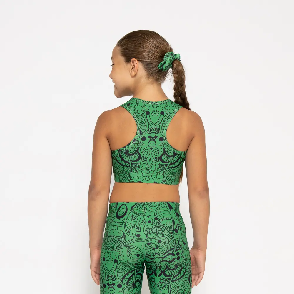 σε print GREEN TOTEMIA. Άνετη εφαρμογή από ανακυκλώσιμο ύφασμα* που απομακρύνει τον ιδρώτα και τέλεια στήριξη κατά την διάρκεια της προπόνησης. Απαλό και άνετο στην κίνηση. Σημείωση: Το μοντέλο της φωτογραφίας είναι 9 χρονών σε Μέγεθος: 10 *Ανακυκλώσιμο υλικό