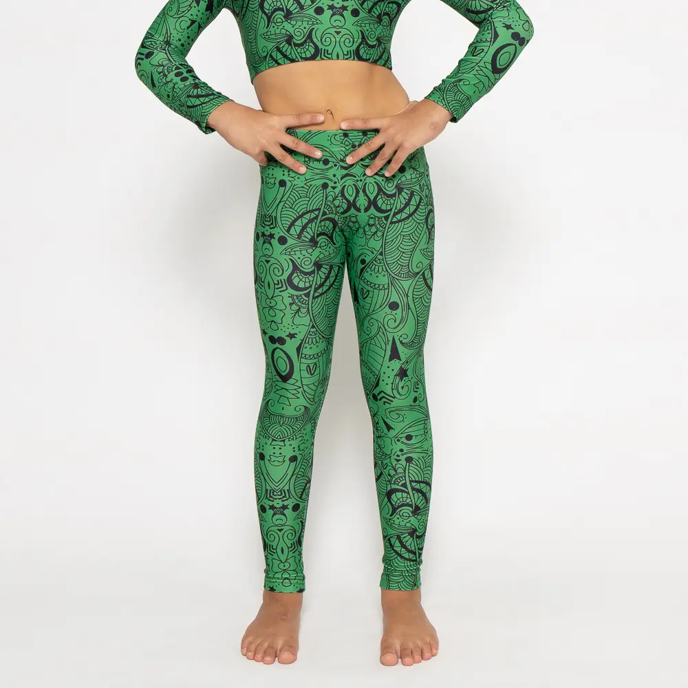 σε print Green Totemia. Άνετη εφαρμογή από ανακυκλώσιμο ύφασμα* που απομακρύνει τον ιδρώτα και τέλεια στήριξη κατά την διάρκεια της προπόνησης. Απαλό και άνετο στην κίνηση. Σημείωση: Το μοντέλο της φωτογραφίας είναι 9 χρονών με Μέγεθος: 10 *Ανακυκλώσιμο υλικό