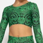 σε print Green Totemia. Άνετη εφαρμογή από ανακυκλώσιμο ύφασμα* που απομακρύνει τον ιδρώτα και τέλεια στήριξη κατά την διάρκεια της προπόνησης. Απαλό και άνετο στην κίνηση. Σημείωση: Το μοντέλο της φωτογραφίας είναι 9 χρονών σε Μέγεθος: 10 *Ανακυκλώσιμο υλικό