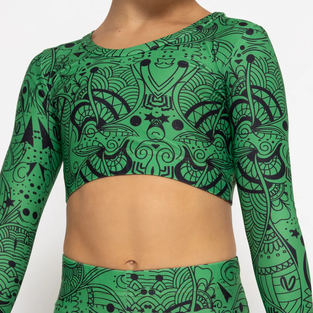 σε print Green Totemia. Άνετη εφαρμογή από ανακυκλώσιμο ύφασμα* που απομακρύνει τον ιδρώτα και τέλεια στήριξη κατά την διάρκεια της προπόνησης. Απαλό και άνετο στην κίνηση. Σημείωση: Το μοντέλο της φωτογραφίας είναι 9 χρονών σε Μέγεθος: 10 *Ανακυκλώσιμο υλικό