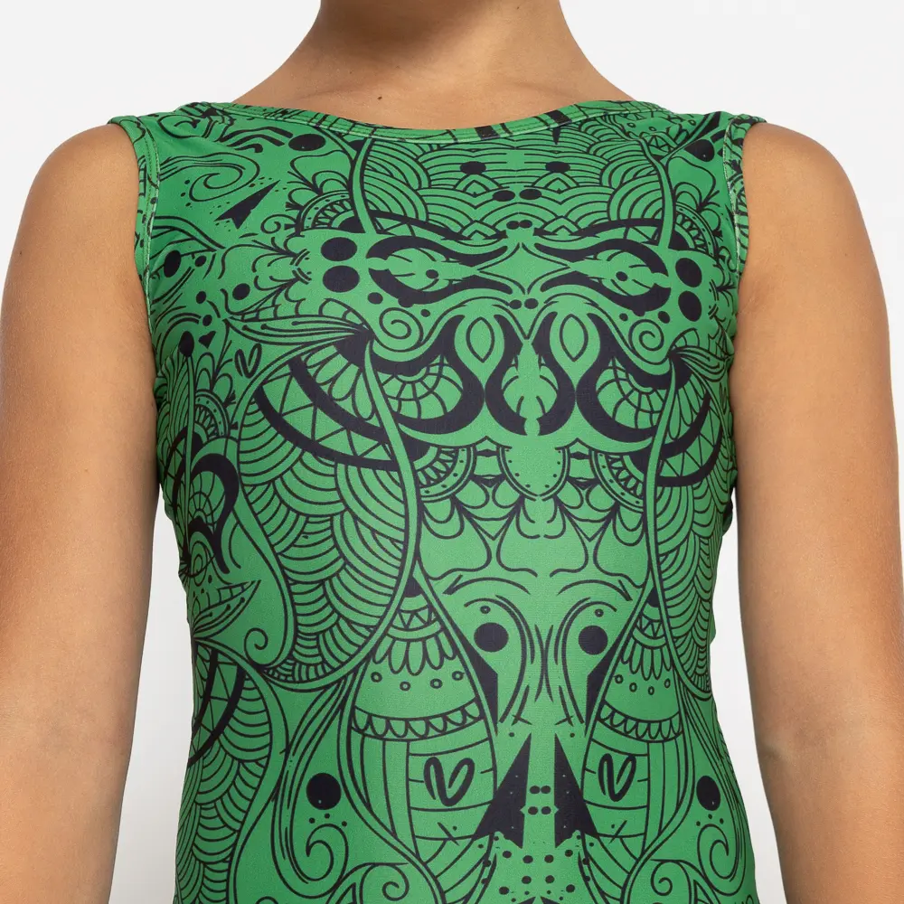 σε print Green Totemia. Άνετη εφαρμογή από ανακυκλώσιμο ύφασμα* που απομακρύνει τον ιδρώτα και τέλεια στήριξη κατά την διάρκεια της προπόνησης. Απαλό και άνετο στην κίνηση. Σημείωση: Το μοντέλο της φωτογραφίας είναι 9 χρονών σε Μέγεθος: 10 *Ανακυκλώσιμο υλικό