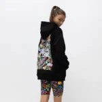 Μαύρο Hoodie με τσέπη καγκουρό και κουκούλα. Στάμπα Groovy στην πλάτη και logo V στο στήθος. Rib τελείωμα και μανσέτες. Φούτερ με άνετη και απαλή εφαρμογή για το σχολείο και την βόλτα.  70% βαμβάκι