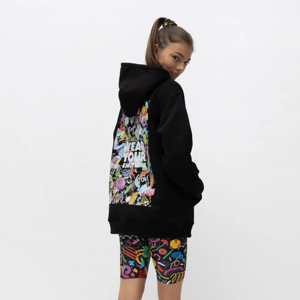 Μαύρο Hoodie με τσέπη καγκουρό και κουκούλα. Στάμπα Groovy στην πλάτη και logo V στο στήθος. Rib τελείωμα και μανσέτες. Φούτερ με άνετη και απαλή εφαρμογή για το σχολείο και την βόλτα.  70% βαμβάκι