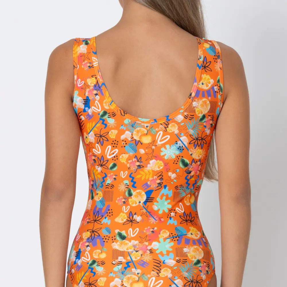 σε print ICE. Άνετη εφαρμογή από ανακυκλώσιμο ύφασμα* που απομακρύνει τον ιδρώτα και τέλεια στήριξη κατά την διάρκεια της προπόνησης. Απαλό και άνετο στην κίνηση. Δώρο scrunchie με το αντίστοιχο χρώμα/print. Άκουσε την ιστορία της ICE  ΕΔΩ. Σημείωση: Το μοντέλο της φωτογραφίας είναι 15 χρονών και φοράει το Μέγεθος: 12 *Ανακυκλώσιμο υλικό