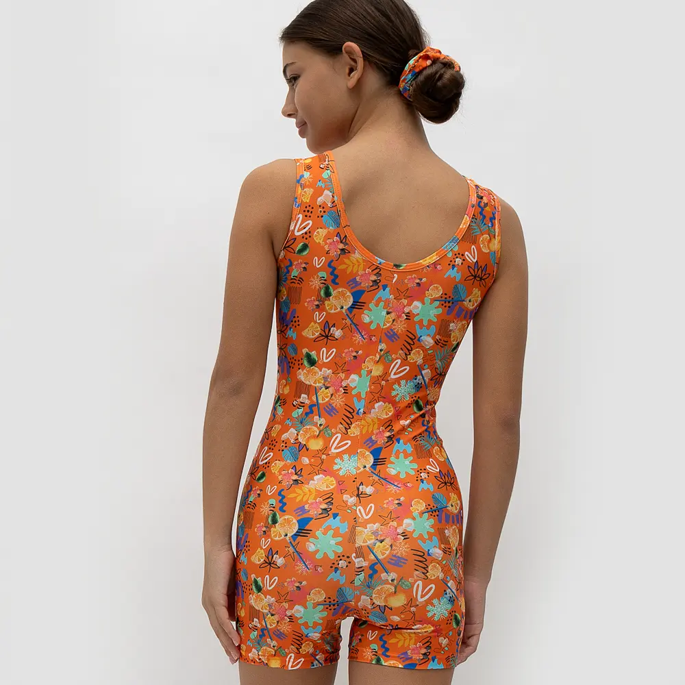 με πίσω ανοικτή πλάτη σχήματος U