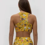 σε print JOY. Άνετη εφαρμογή από ανακυκλώσιμο ύφασμα* που απομακρύνει τον ιδρώτα και τέλεια στήριξη κατά την διάρκεια της προπόνησης. Απαλό και άνετο στην κίνηση. Σημείωση: Το μοντέλο της φωτογραφίας είναι Μέγεθος: 12 *Ανακυκλώσιμο υλικό