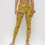 σε print JOY. Άνετη εφαρμογή από ανακυκλώσιμο ύφασμα* που απομακρύνει τον ιδρώτα και τέλεια στήριξη κατά την διάρκεια της προπόνησης. Απαλό και άνετο στην κίνηση. Σημείωση: Το μοντέλο της φωτογραφίας είναι Μέγεθος: 12 *Ανακυκλώσιμο υλικό