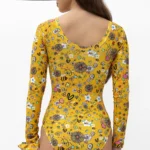 σε print JOY. Άνετη εφαρμογή από ανακυκλώσιμο ύφασμα* που απομακρύνει τον ιδρώτα και τέλεια στήριξη κατά την διάρκεια της προπόνησης. Απαλό και άνετο στην κίνηση. Δώρο scrunchie με το αντίστοιχο χρώμα/print. Άκουσε την ιστορία της JOY  ΕΔΩ. Σημείωση: Το μοντέλο της φωτογραφίας είναι Μέγεθος: 12 *Ανακυκλώσιμο υλικό