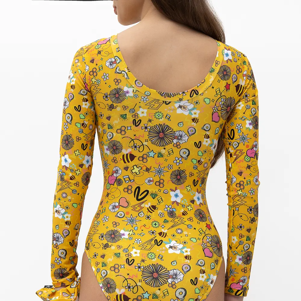 σε print JOY. Άνετη εφαρμογή από ανακυκλώσιμο ύφασμα* που απομακρύνει τον ιδρώτα και τέλεια στήριξη κατά την διάρκεια της προπόνησης. Απαλό και άνετο στην κίνηση. Δώρο scrunchie με το αντίστοιχο χρώμα/print. Άκουσε την ιστορία της JOY  ΕΔΩ. Σημείωση: Το μοντέλο της φωτογραφίας είναι Μέγεθος: 12 *Ανακυκλώσιμο υλικό