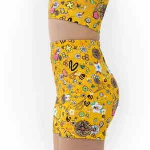 Σορτσάκι γυμναστικής σε print JOY. Άνετη εφαρμογή από ανακυκλώσιμο ύφασμα* που απομακρύνει τον ιδρώτα και τέλεια στήριξη κατά την διάρκεια της προπόνησης. Απαλό και άνετο στην κίνηση. Άκουσε την ιστορία της JOY  ΕΔΩ. Σημείωση: Το μοντέλο της φωτογραφίας είναι Μέγεθος: 6 *Ανακυκλώσιμο υλικό