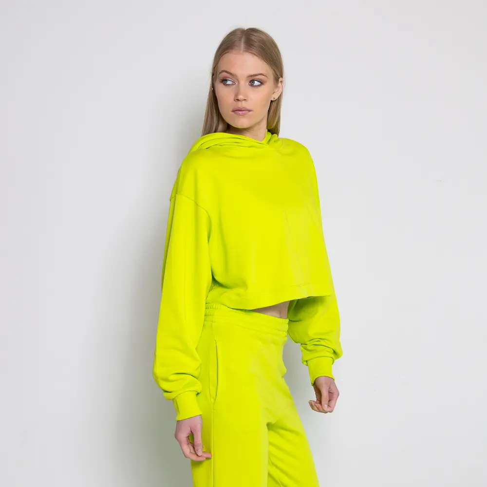 Το ⚡ Lume Cropped Hoodie είναι για εκείνες τις μέρες που θέλεις να σε νιώθουν προτού μιλήσεις. Με τη χαρακτηριστική neon lime απόχρωση της συλλογής SS25