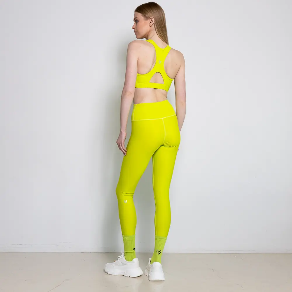 αλλά γιατί το φως της είναι αληθινό. Με δυνατό neon lime χρώμα και τεχνολογία που προσφέρει στήριξη χωρίς πίεση