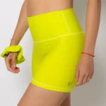 Μπες στον χώρο και φώτισε το δικό σου μονοπάτι. Το ⚡ Lume High-Waist Short είναι φτιαγμένο για την γυναίκα που δεν φοβάται να ξεχωρίσει – όχι επειδή το επιδιώκει