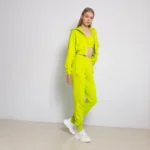 Το ⚡ Lume Jogger Sweatpant είναι το statement piece που μεταμορφώνει την καθημερινότητά σου σε μια εμπειρία φωτεινής άνεσης. Κατασκευασμένο από εξαιρετικά ελαφρύ