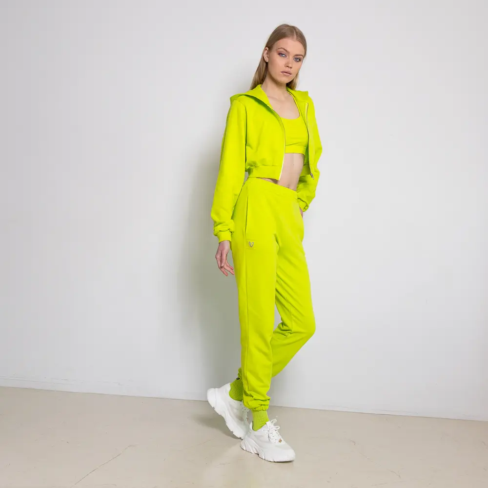 Το ⚡ Lume Jogger Sweatpant είναι το statement piece που μεταμορφώνει την καθημερινότητά σου σε μια εμπειρία φωτεινής άνεσης. Κατασκευασμένο από εξαιρετικά ελαφρύ