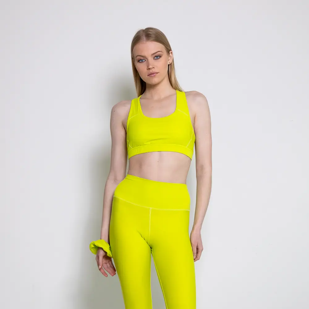 Το ⚡ Lume Sports Bra Top είναι κάτι παραπάνω από ένα αθλητικό μπουστάκι είναι μια δήλωση αυτοπεποίθησης. Με φωτεινή lime απόχρωση και τεχνικό σχεδιασμό που αγκαλιάζει το σώμα χωρίς να το πιέζει