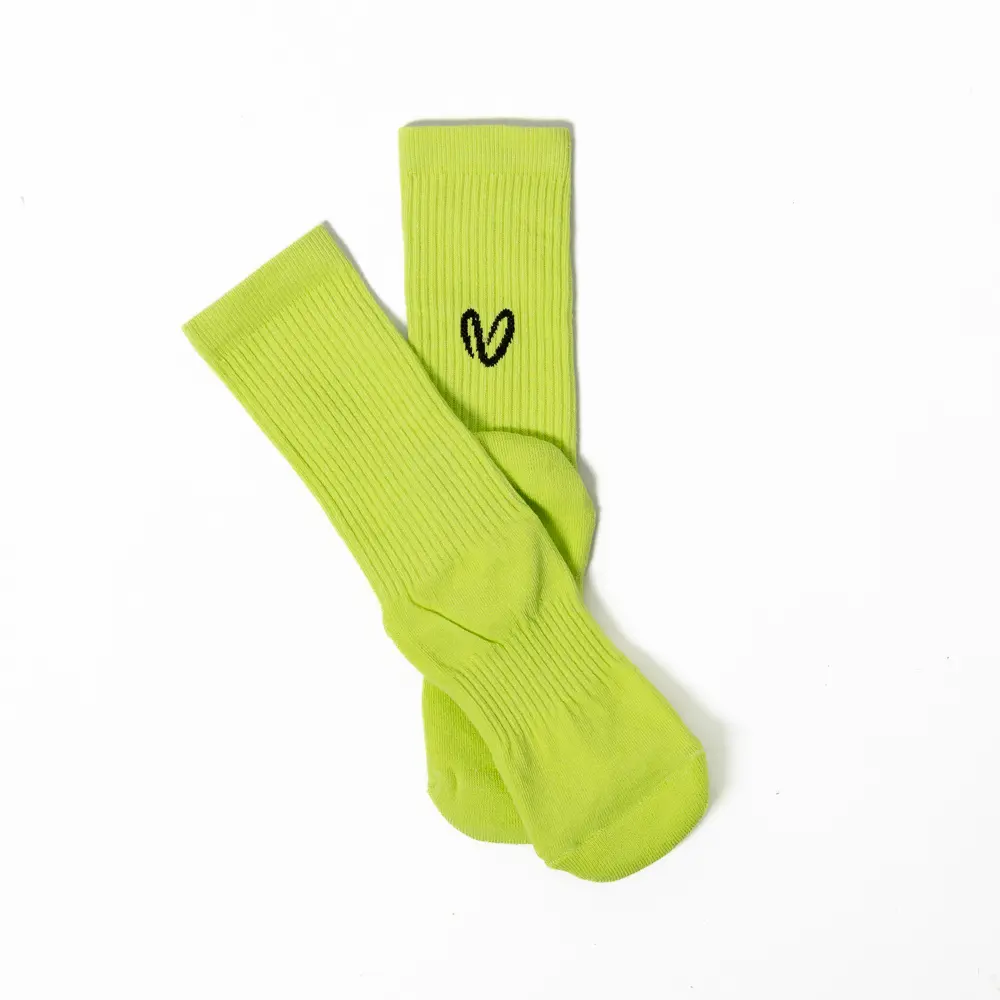 φωτεινό και γεμάτο ενέργεια. Οι Lume κάλτσες αναβιώνουν το ρετρό στυλ με μοντέρνα neon απόχρωση και το κεντημένο V logo στο πίσω μέρος