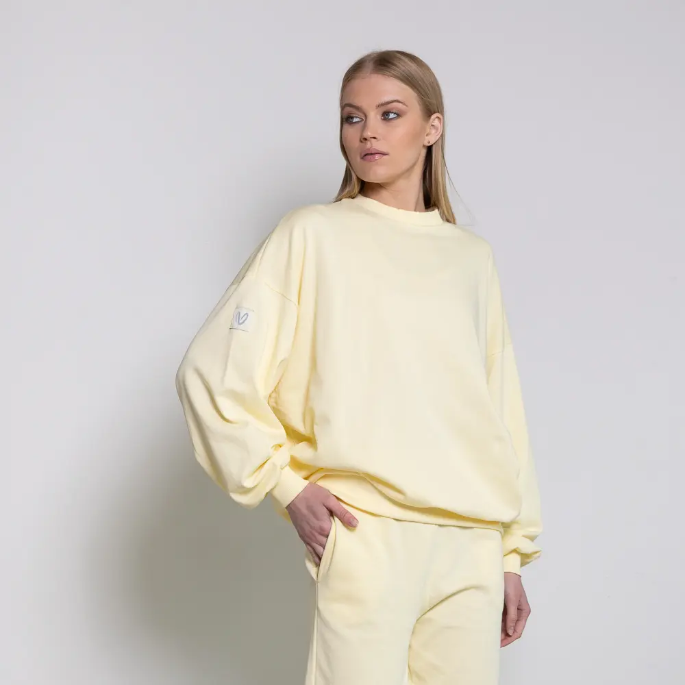 είναι το φούτερ που θα σε συνοδεύει σε κάθε στιγμή χαλάρωσης ή δημιουργικότητας. Κατασκευασμένο από εξαιρετικά ελαφρύ