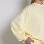 Το 🌼 Mellow Crew Neck Pullover είναι μια απαλή υπενθύμιση να παίρνεις τον χρόνο σου. Να ανασαίνεις. Να απολαμβάνεις τις σιωπές. Φτιαγμένο για να προσφέρει άνεση και φροντίδα