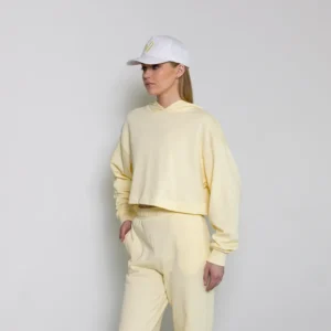Το 🍯 Mellow Cropped Hoodie είναι σαν μια ανάσα ζεστασιάς μέσα στην ημέρα σου. Με απόχρωση εμπνευσμένη από το φως του πρωινού και τη γαλήνη των πιο ήσυχων συναισθημάτων
