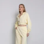 Το 🌼 Mellow Cropped Zip Up Hoodie είναι μια απαλή ανάσα φωτός στην καθημερινότητά σου. Μια επιλογή που σε ντύνει με εσωτερική ηρεμία