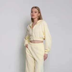 Το 🌼 Mellow Cropped Zip Up Hoodie είναι μια απαλή ανάσα φωτός στην καθημερινότητά σου. Μια επιλογή που σε ντύνει με εσωτερική ηρεμία