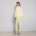 σχεδιάστηκε για να αγκαλιάζει απαλά το σώμα και να το ακολουθεί σε κάθε κίνηση