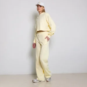 Το 🌼 Mellow Straight Leg Sweatpant είναι η επιτομή της άνεσης και της φυσικής απαλότητας. Σχεδιασμένο για να προσφέρει ελευθερία κινήσεων και διακριτική κομψότητα