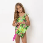 Το Revolva pouch είναι ένα τολμηρό και πρακτικό αξεσουάρ. Με φωτεινό γεωμετρικό σχέδιο