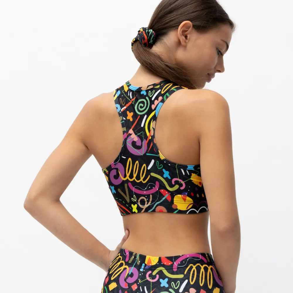 σε print PULSE. Άνετη εφαρμογή από ανακυκλώσιμο ύφασμα* που απομακρύνει τον ιδρώτα και τέλεια στήριξη κατά την διάρκεια της προπόνησης. Απαλό και άνετο στην κίνηση. Σημείωση: Το μοντέλο της φωτογραφίας είναι 15 χρονών σε Μέγεθος: 12 *Ανακυκλώσιμο υλικό