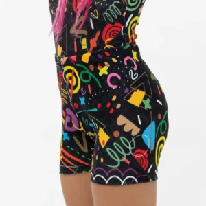 Σορτσάκι γυμναστικής σε print PULSE. Άνετη εφαρμογή από ανακυκλώσιμο ύφασμα* που απομακρύνει τον ιδρώτα και τέλεια στήριξη κατά την διάρκεια της προπόνησης. Απαλό και άνετο στην κίνηση. Σημείωση: Το μοντέλο της φωτογραφίας είναι 15 χρονών σε Μέγεθος: 12 *Ανακυκλώσιμο υλικό