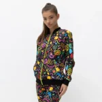 Ζακέτα Pulse full printed με φερμουάρ σε όλο το μήκος και rib γιακάς. Rib τελείωμα και μανσέτες. Πλήρης επένδυση (φόδρα) ανακυκλώσιμου πολυαμιδίου ιδανική για την προστασία του ευαίσθητου δέρματος και γρήγορο στέγνωμα. Άνετη και απαλή εφαρμογή για το σχολείο και την βόλτα. 88% πολυεστέρας