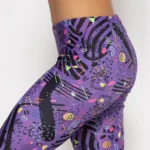 σε print Purple Feelstorm. Άνετη εφαρμογή από ανακυκλώσιμο ύφασμα* που απομακρύνει τον ιδρώτα και τέλεια στήριξη κατά την διάρκεια της προπόνησης. Απαλό και άνετο στην κίνηση. Σημείωση: Το μοντέλο της φωτογραφίας είναι 9 χρονών με Μέγεθος: 10 *Ανακυκλώσιμο υλικό