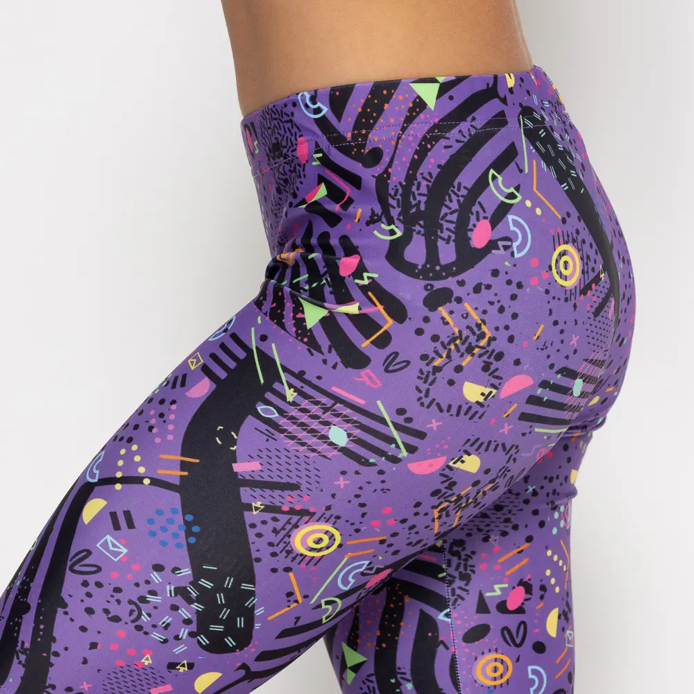 σε print Purple Feelstorm. Άνετη εφαρμογή από ανακυκλώσιμο ύφασμα* που απομακρύνει τον ιδρώτα και τέλεια στήριξη κατά την διάρκεια της προπόνησης. Απαλό και άνετο στην κίνηση. Σημείωση: Το μοντέλο της φωτογραφίας είναι 9 χρονών με Μέγεθος: 10 *Ανακυκλώσιμο υλικό