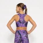 σε print Purple Feelstorm. Άνετη εφαρμογή από ανακυκλώσιμο ύφασμα* που απομακρύνει τον ιδρώτα και τέλεια στήριξη κατά την διάρκεια της προπόνησης. Απαλό και άνετο στην κίνηση. Σημείωση: Το μοντέλο της φωτογραφίας είναι 9 χρονών σε Μέγεθος: 10 *Ανακυκλώσιμο υλικό