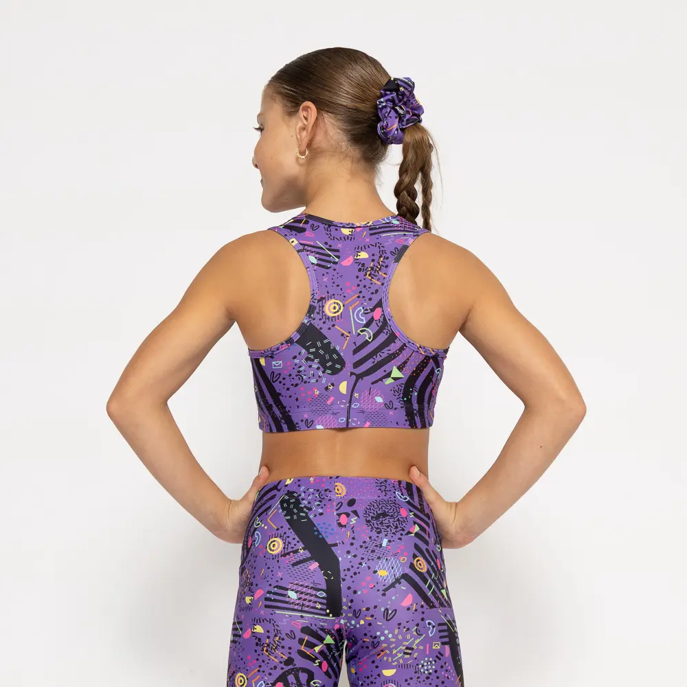 σε print Purple Feelstorm. Άνετη εφαρμογή από ανακυκλώσιμο ύφασμα* που απομακρύνει τον ιδρώτα και τέλεια στήριξη κατά την διάρκεια της προπόνησης. Απαλό και άνετο στην κίνηση. Σημείωση: Το μοντέλο της φωτογραφίας είναι 9 χρονών σε Μέγεθος: 10 *Ανακυκλώσιμο υλικό