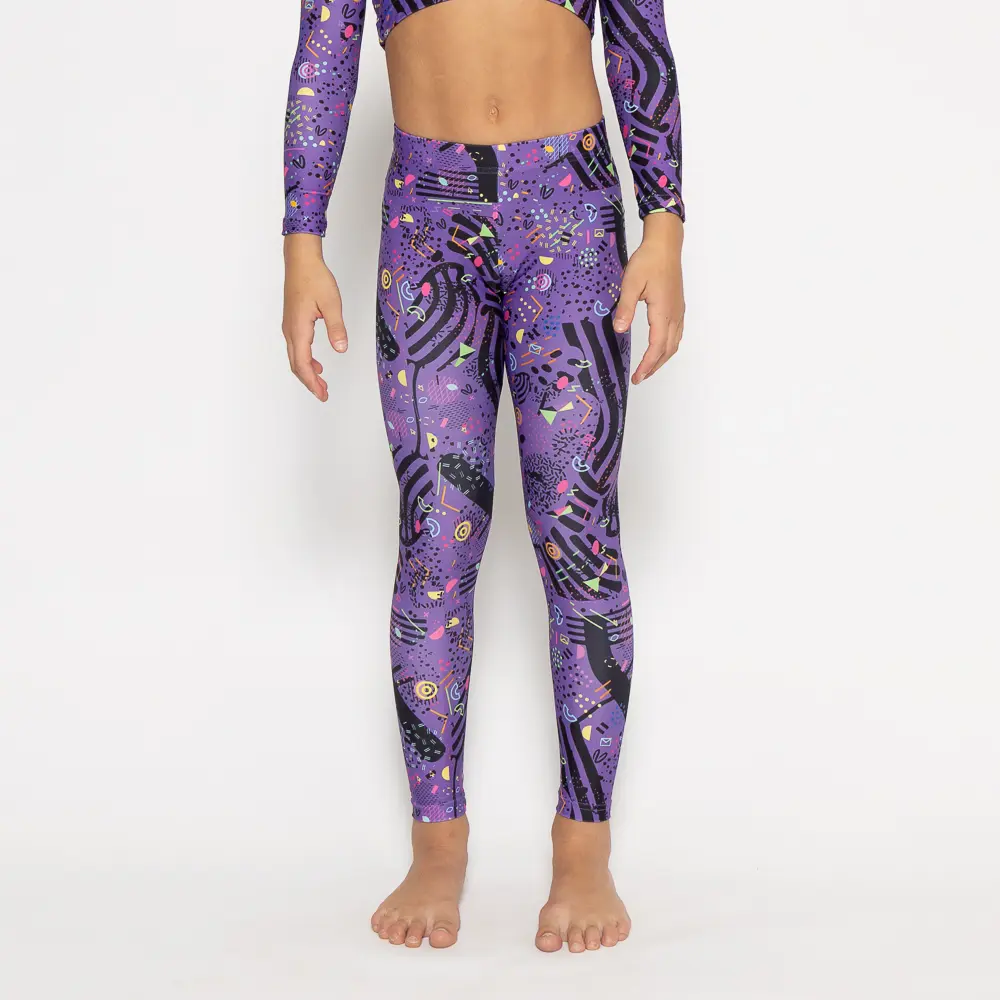 σε print Purple Feelstorm. Άνετη εφαρμογή από ανακυκλώσιμο ύφασμα* που απομακρύνει τον ιδρώτα και τέλεια στήριξη κατά την διάρκεια της προπόνησης. Απαλό και άνετο στην κίνηση. Σημείωση: Το μοντέλο της φωτογραφίας είναι 9 χρονών με Μέγεθος: 10 *Ανακυκλώσιμο υλικό